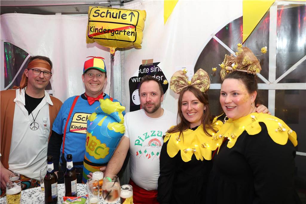 Karnevalssamstag in Olfen: Ganz viele Fotos von den Partys in der Stadt