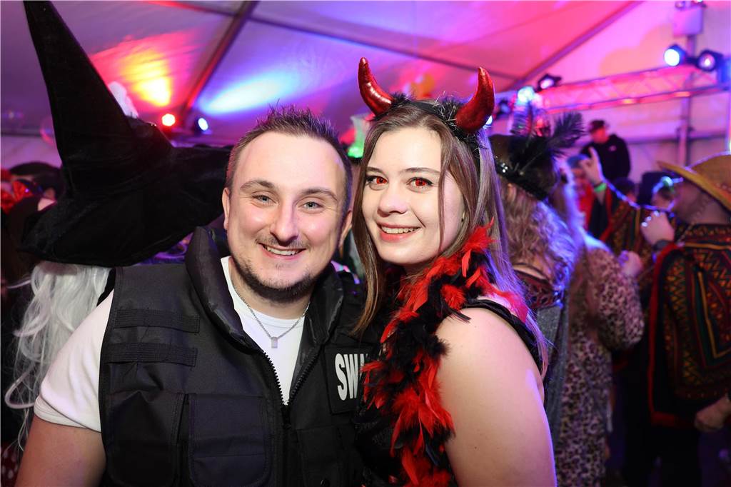 Karnevalssamstag in Olfen: Ganz viele Fotos von den Partys in der Stadt