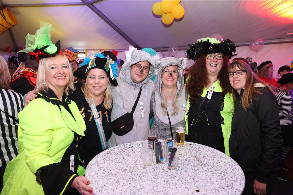 Karnevalssamstag in Olfen: Ganz viele Fotos von den Partys in der Stadt