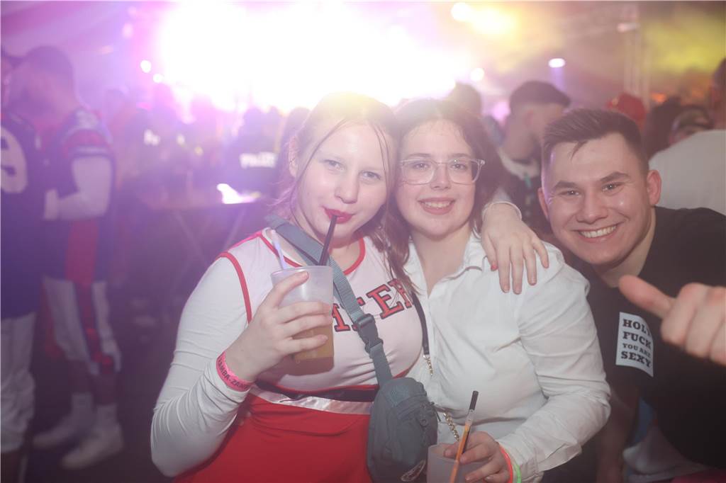 Karnevalssamstag in Olfen: Ganz viele Fotos von den Partys in der Stadt