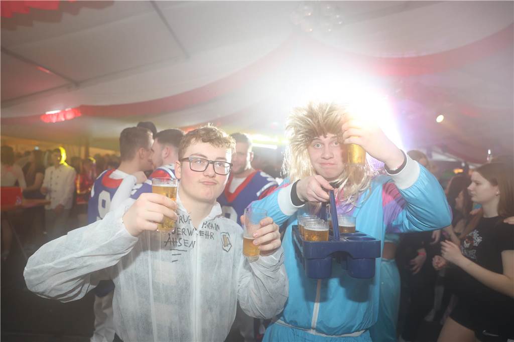 Karnevalssamstag in Olfen: Ganz viele Fotos von den Partys in der Stadt