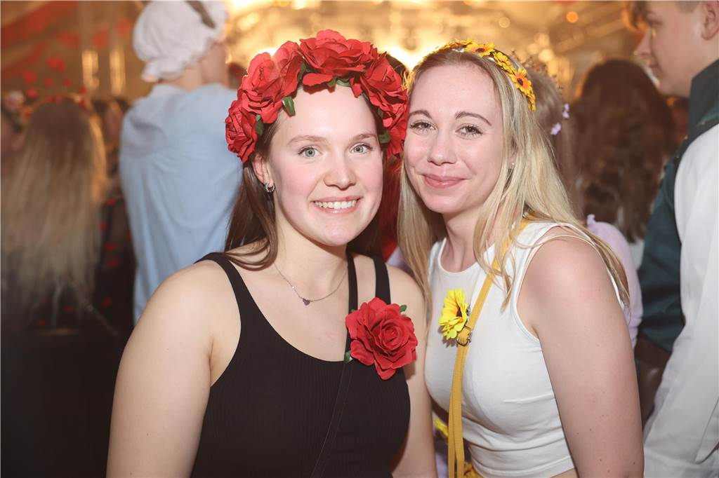 Karnevalssamstag in Olfen: Ganz viele Fotos von den Partys in der Stadt