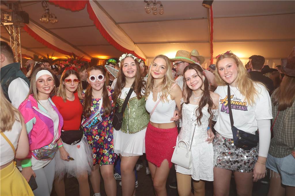 Karnevalssamstag in Olfen: Ganz viele Fotos von den Partys in der Stadt