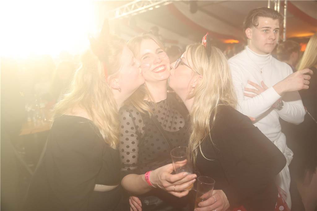 Karnevalssamstag in Olfen: Ganz viele Fotos von den Partys in der Stadt