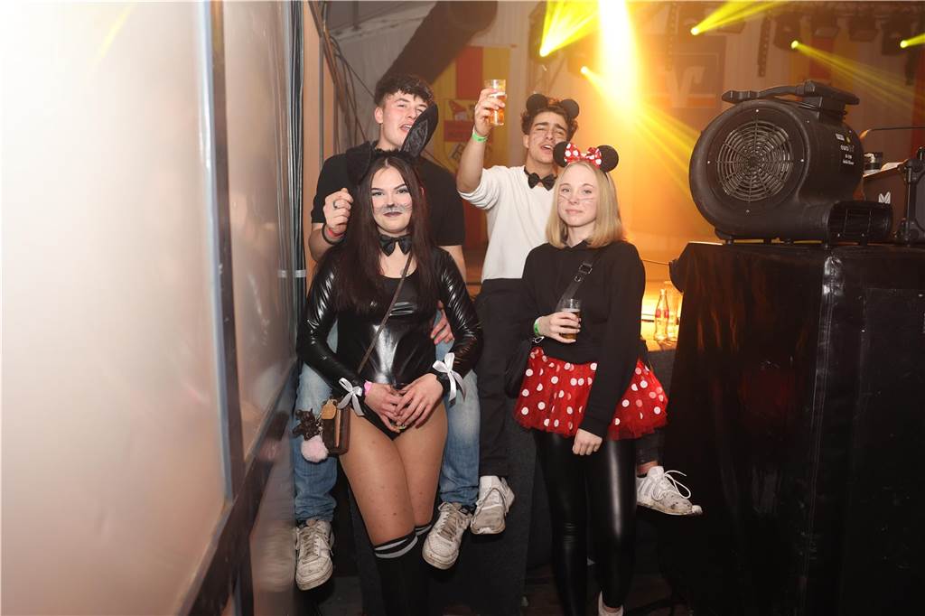Karnevalssamstag in Olfen: Ganz viele Fotos von den Partys in der Stadt