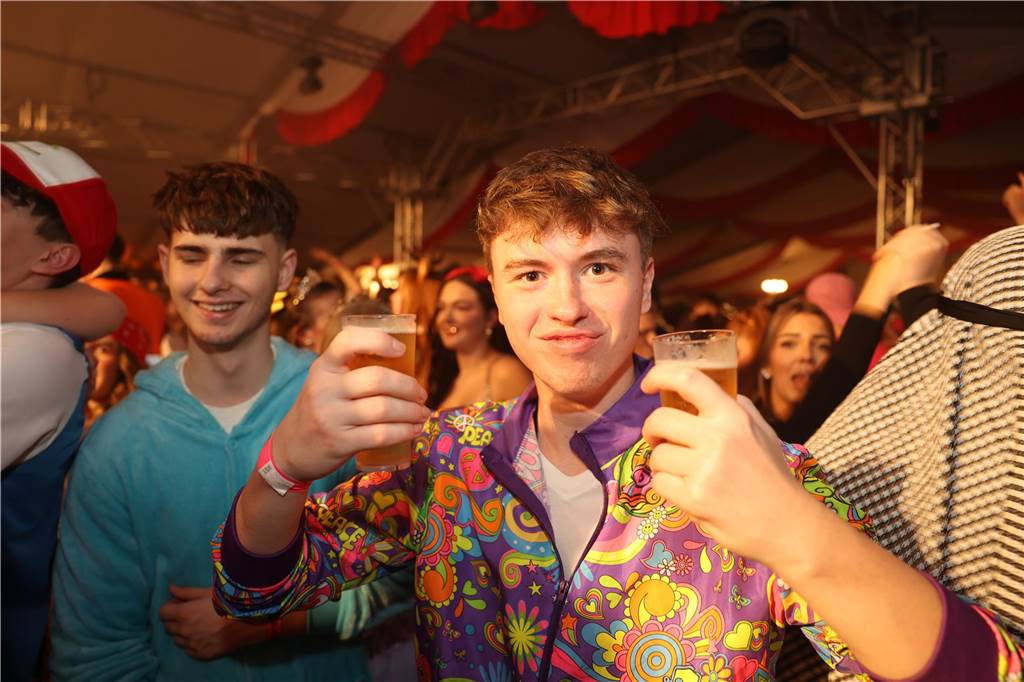 Karnevalssamstag in Olfen: Ganz viele Fotos von den Partys in der Stadt