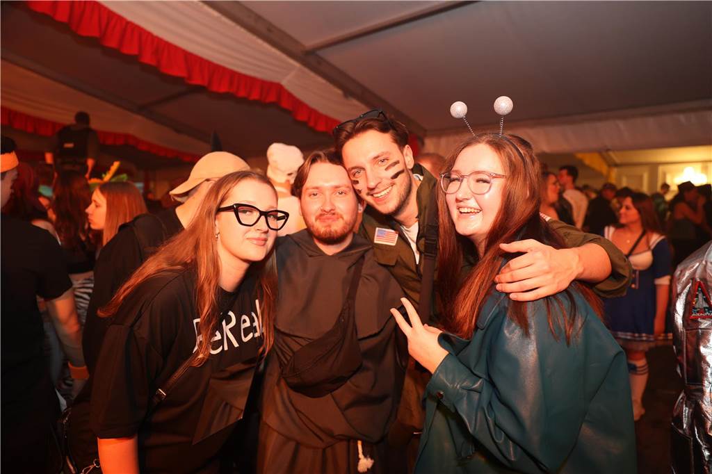 Karnevalssamstag in Olfen: Ganz viele Fotos von den Partys in der Stadt