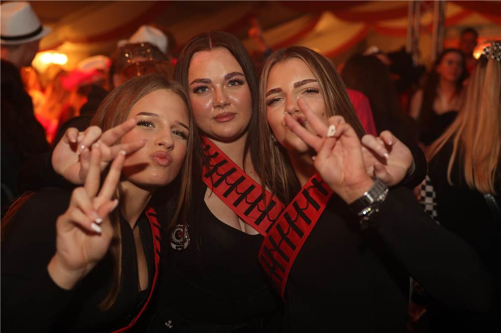 Karnevalssamstag in Olfen: Ganz viele Fotos von den Partys in der Stadt