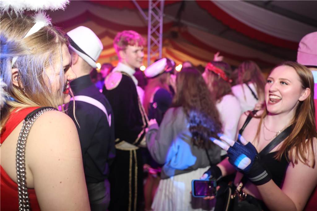 Karnevalssamstag in Olfen: Ganz viele Fotos von den Partys in der Stadt