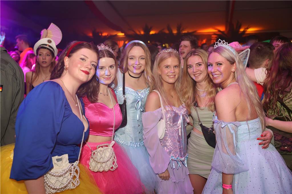 Karnevalssamstag in Olfen: Ganz viele Fotos von den Partys in der Stadt