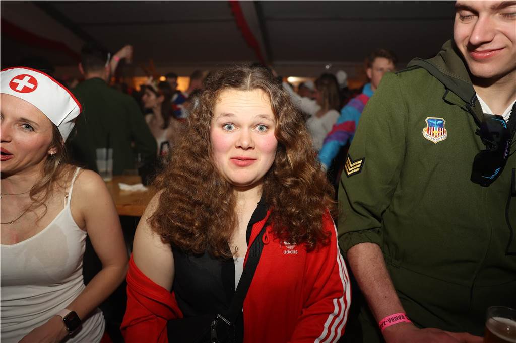 Karnevalssamstag in Olfen: Ganz viele Fotos von den Partys in der Stadt