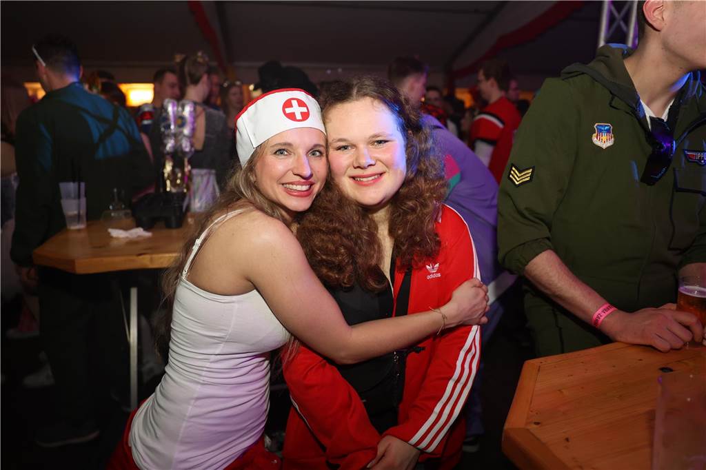 Karnevalssamstag in Olfen: Ganz viele Fotos von den Partys in der Stadt