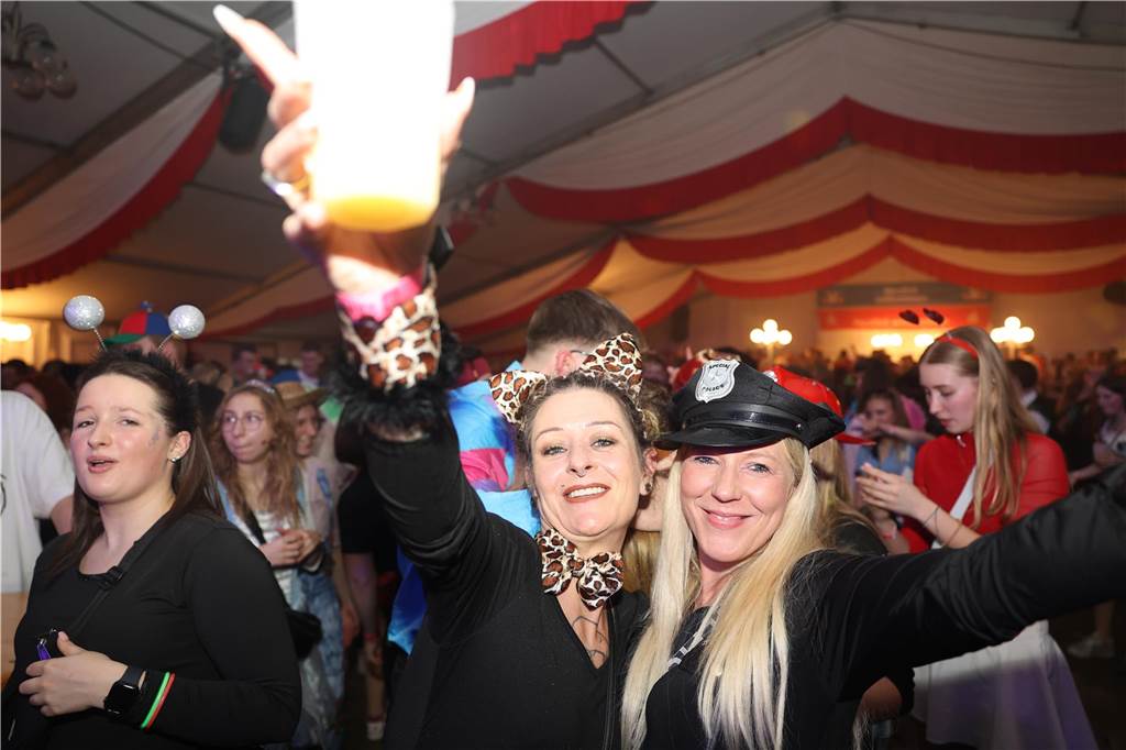 Karnevalssamstag in Olfen: Ganz viele Fotos von den Partys in der Stadt