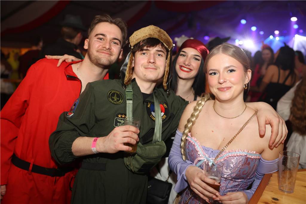 Karnevalssamstag in Olfen: Ganz viele Fotos von den Partys in der Stadt