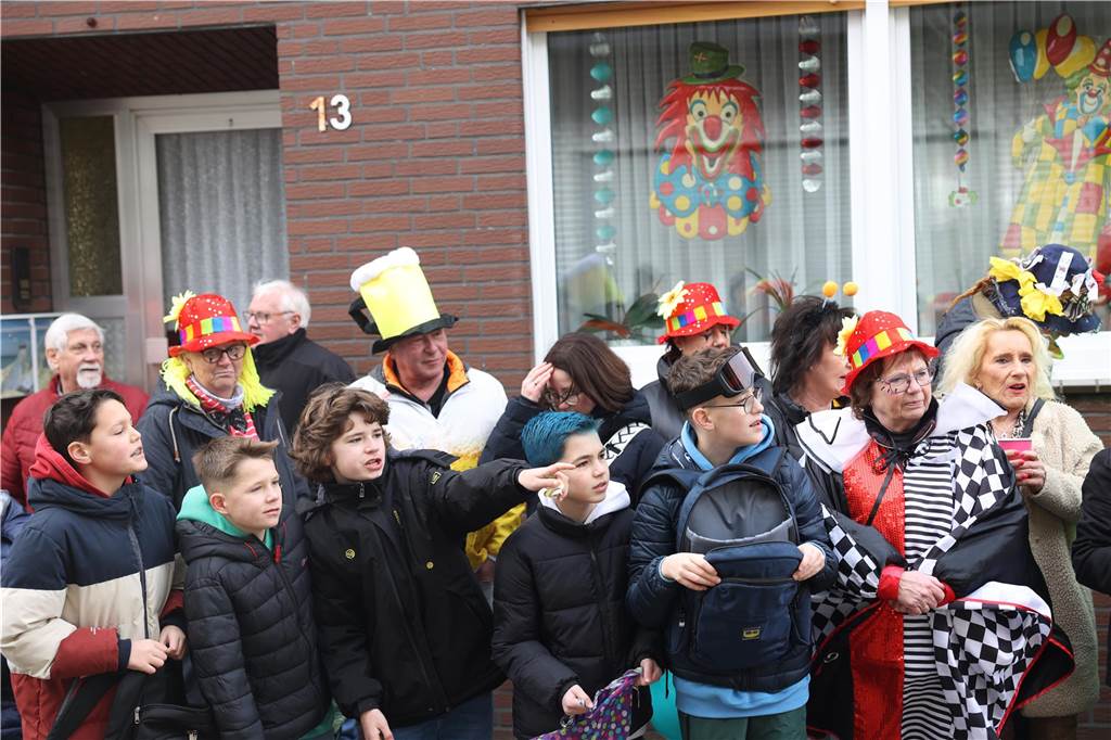 Karnevalsumzug durch Olfen 2024: Die schönsten Fotos von Nelkendienstag - Teil 1 Karnevalsumzug durch Olfen 2024: Die schönsten Fotos von Nelkendienstag - Teil 1