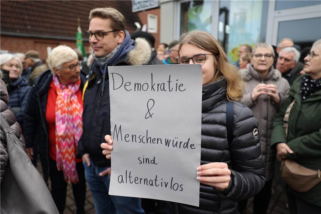 Die besten Bilder von der Kundgebung in Ascheberg: Plakate für Demokratie und Vielfalt