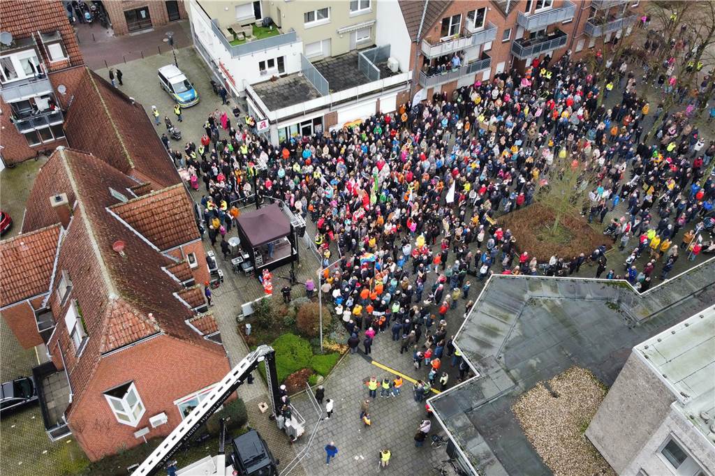 Die besten Bilder von der Kundgebung in Ascheberg: Plakate für Demokratie und Vielfalt