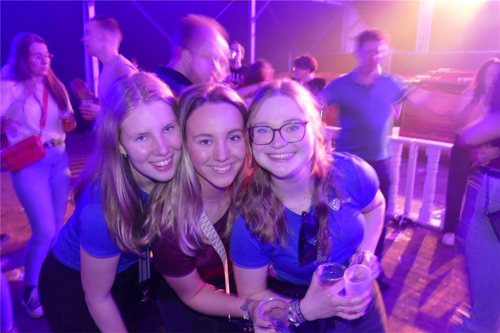 Gäste feiern ausgelassen bei Beach Party: Karpaten zieht wieder die Musikfans an