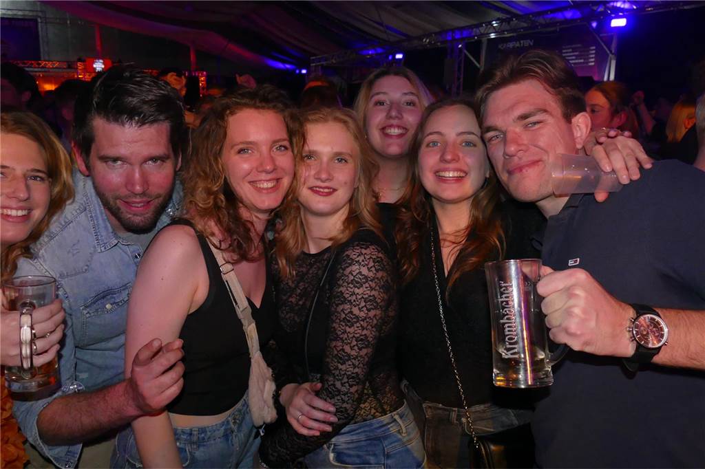Gäste feiern ausgelassen bei Beach Party: Karpaten zieht wieder die Musikfans an