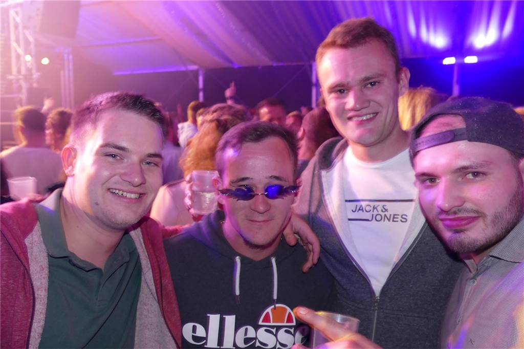 Gäste feiern ausgelassen bei Beach Party: Karpaten zieht wieder die Musikfans an