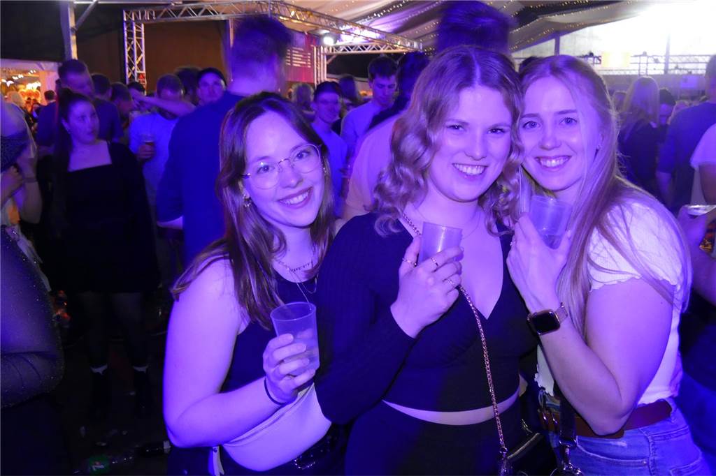 Gäste feiern ausgelassen bei Beach Party: Karpaten zieht wieder die Musikfans an