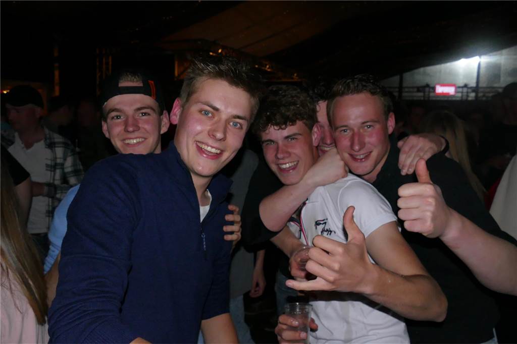 Gäste feiern ausgelassen bei Beach Party: Karpaten zieht wieder die Musikfans an