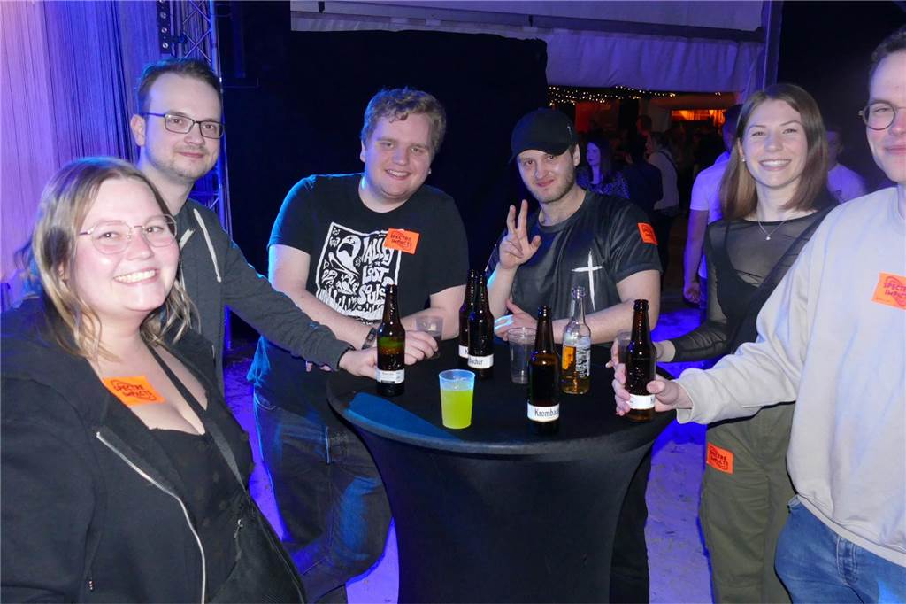 Gäste feiern ausgelassen bei Beach Party: Karpaten zieht wieder die Musikfans an