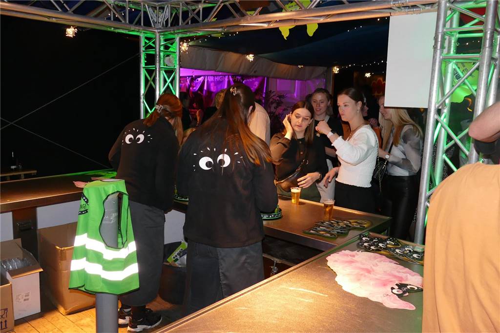 Gäste feiern ausgelassen bei Beach Party: Karpaten zieht wieder die Musikfans an