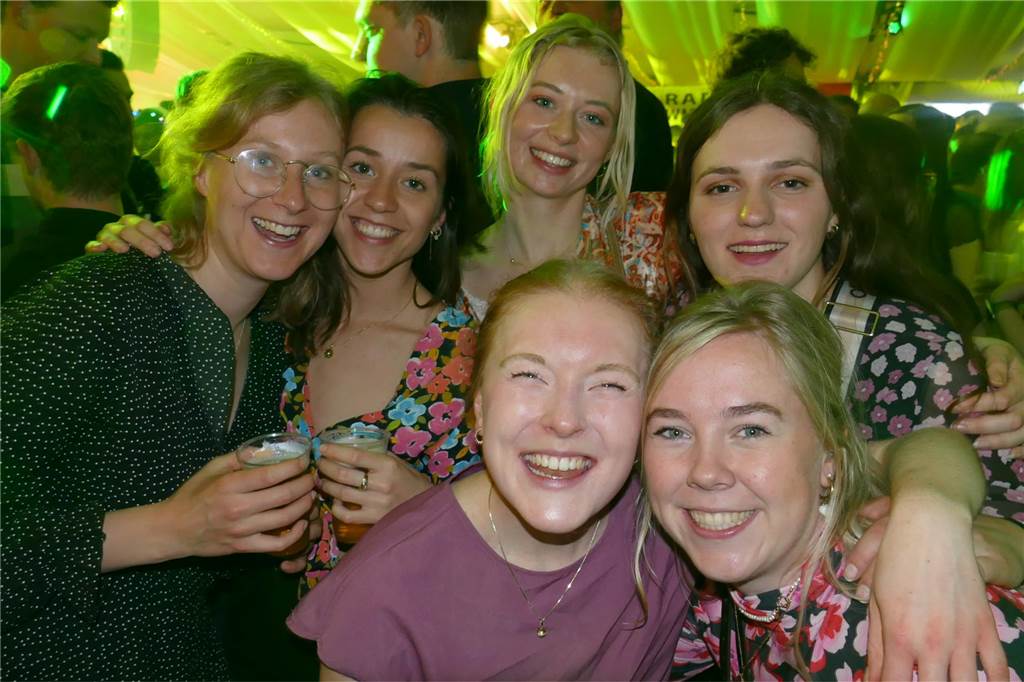 Gäste feiern ausgelassen bei Beach Party: Karpaten zieht wieder die Musikfans an