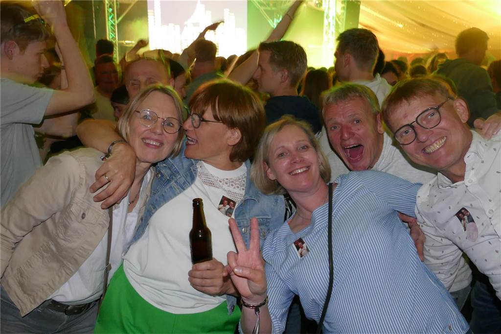 Gäste feiern ausgelassen bei Beach Party: Karpaten zieht wieder die Musikfans an