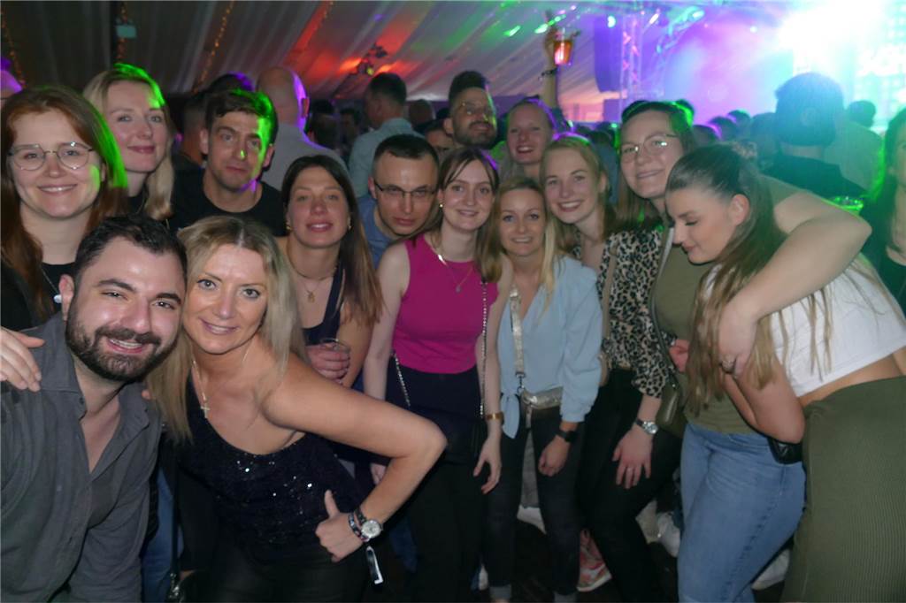 Gäste feiern ausgelassen bei Beach Party: Karpaten zieht wieder die Musikfans an