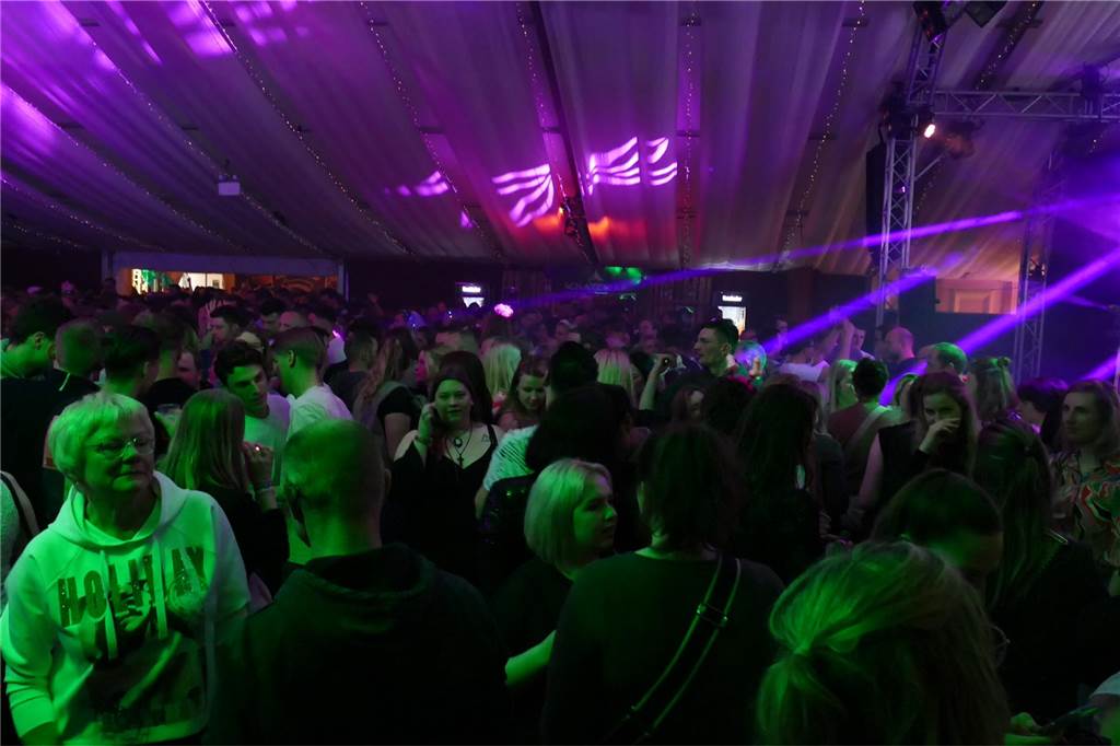 Gäste feiern ausgelassen bei Beach Party: Karpaten zieht wieder die Musikfans an