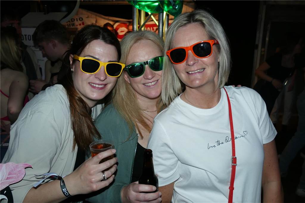 Gäste feiern ausgelassen bei Beach Party: Karpaten zieht wieder die Musikfans an
