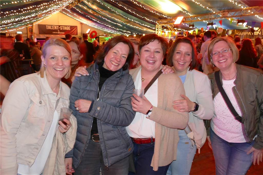 Gäste feiern ausgelassen bei Beach Party: Karpaten zieht wieder die Musikfans an