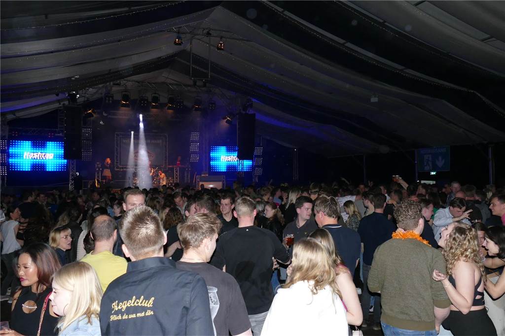Gäste feiern ausgelassen bei Beach Party: Karpaten zieht wieder die Musikfans an