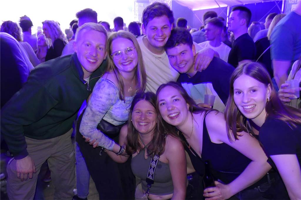 Gäste feiern ausgelassen bei Beach Party: Karpaten zieht wieder die Musikfans an