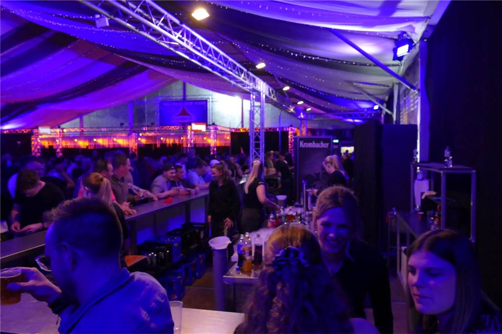 Gäste feiern ausgelassen bei Beach Party: Karpaten zieht wieder die Musikfans an