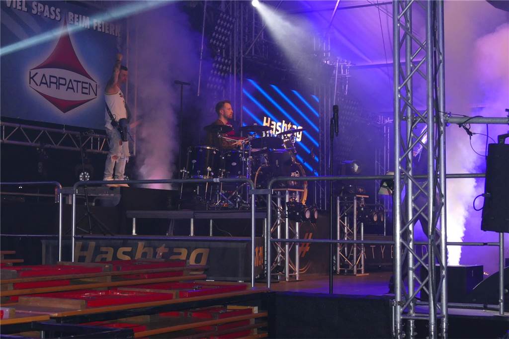 Gäste feiern ausgelassen bei Beach Party: Karpaten zieht wieder die Musikfans an
