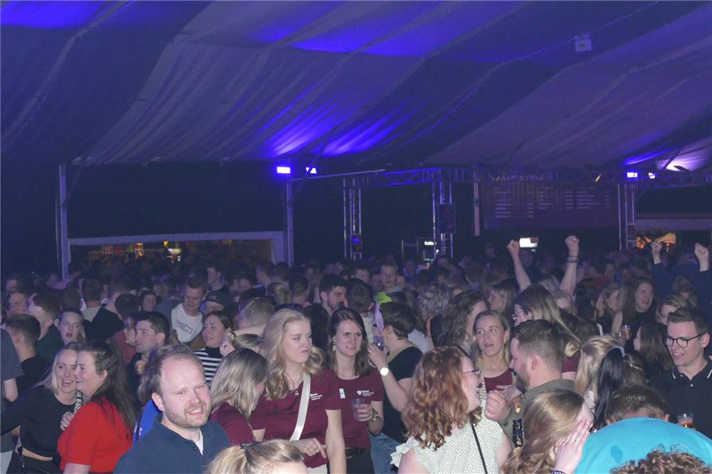 Gäste feiern ausgelassen bei Beach Party: Karpaten zieht wieder die Musikfans an