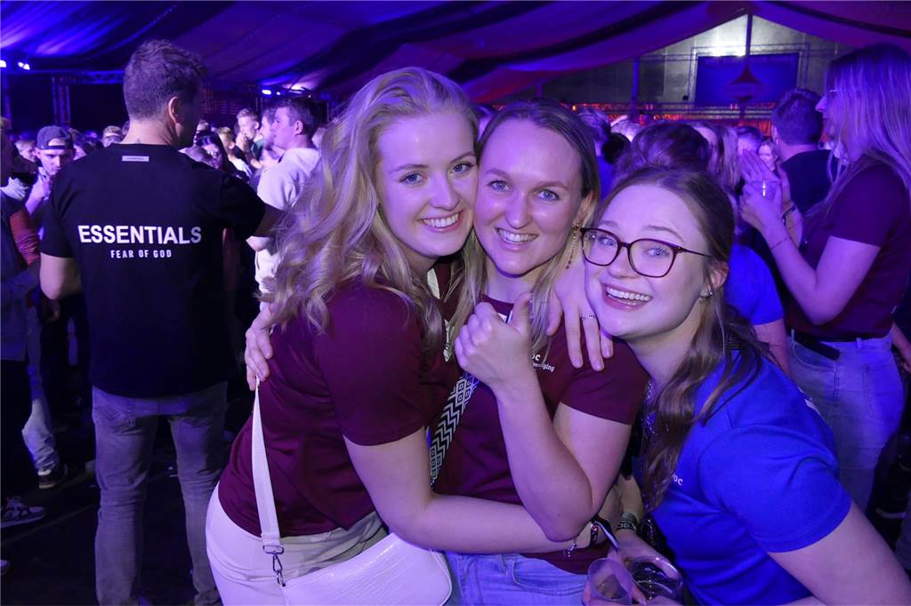 Gäste feiern ausgelassen bei Beach Party: Karpaten zieht wieder die Musikfans an