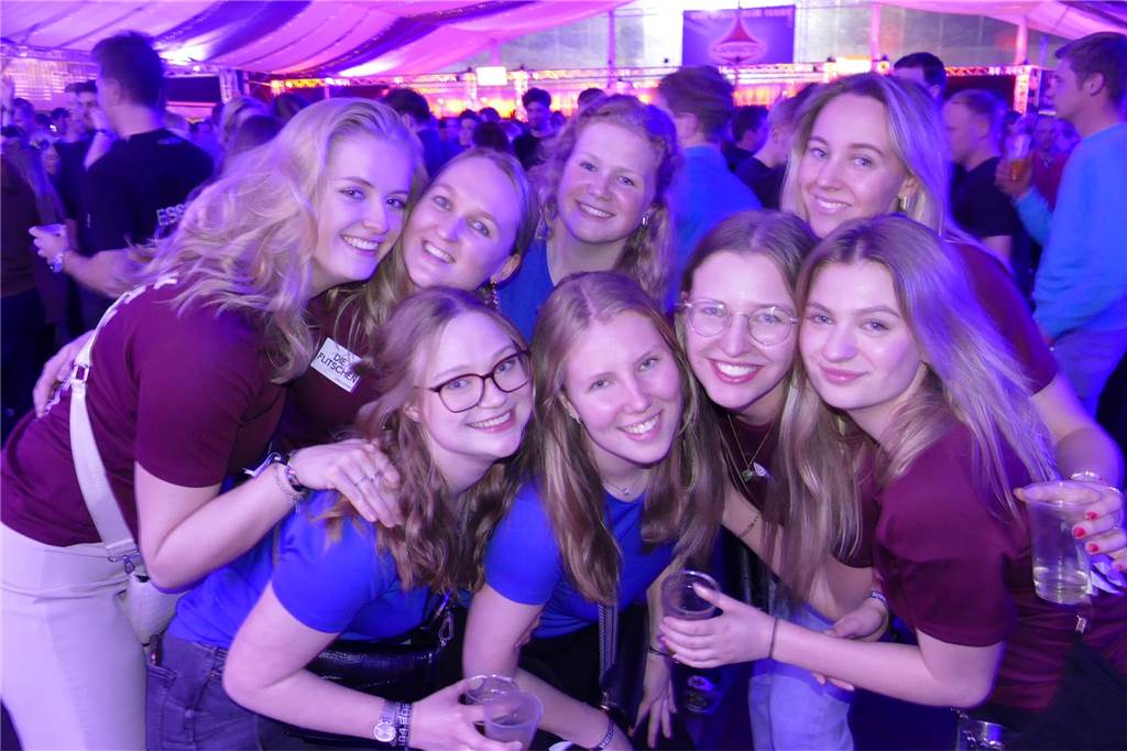 Gäste feiern ausgelassen bei Beach Party: Karpaten zieht wieder die Musikfans an