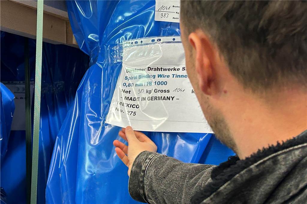 Mexikanische Delegation besucht Dorstener Drahtwerke: Paul Tüshaus führt Gäste durch die Produktion
