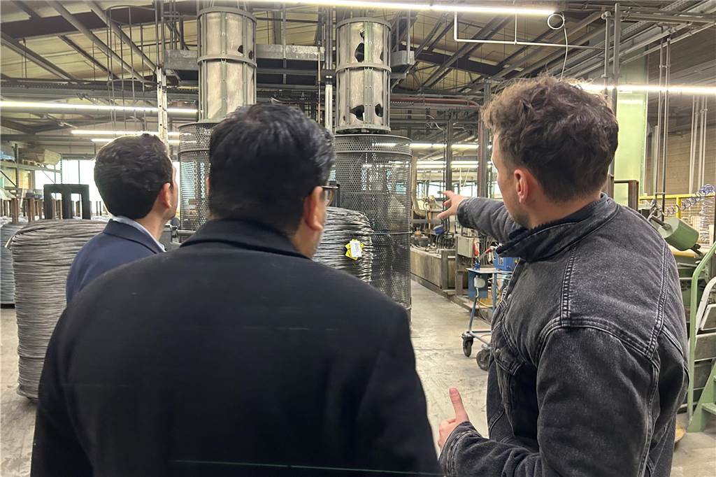 Mexikanische Delegation besucht Dorstener Drahtwerke: Paul Tüshaus führt Gäste durch die Produktion