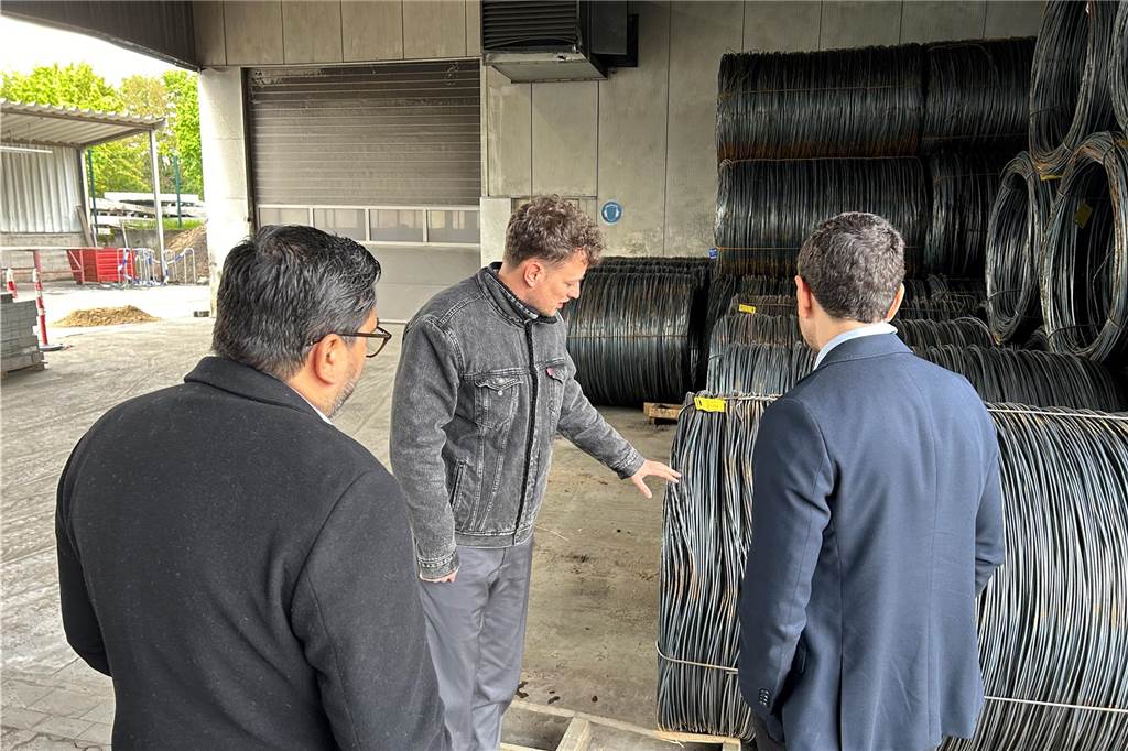 Mexikanische Delegation besucht Dorstener Drahtwerke: Paul Tüshaus führt Gäste durch die Produktion
