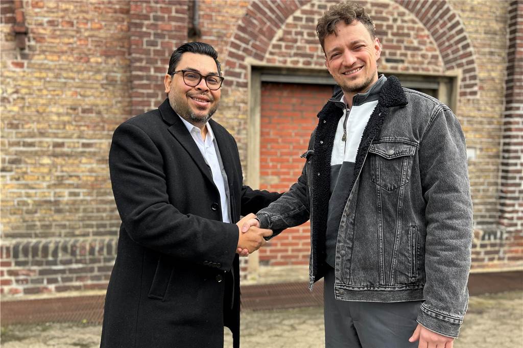 Mexikanische Delegation besucht Dorstener Drahtwerke: Paul Tüshaus führt Gäste durch die Produktion
