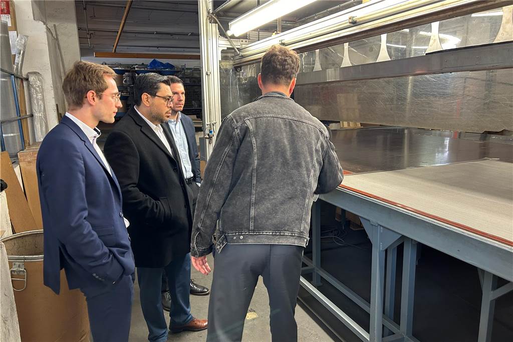 Mexikanische Delegation besucht Dorstener Drahtwerke: Paul Tüshaus führt Gäste durch die Produktion