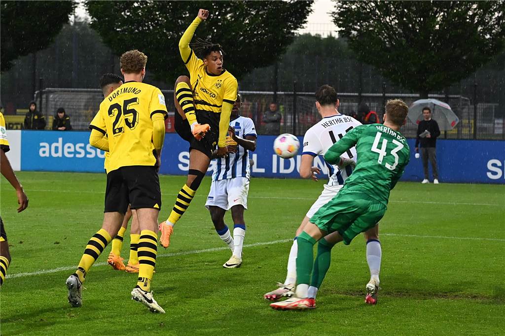 Herrmann sichert BVB-U19 gegen Hertha BSC die Chance aufs Finale: Dortmund droht Defensiv-Engpass