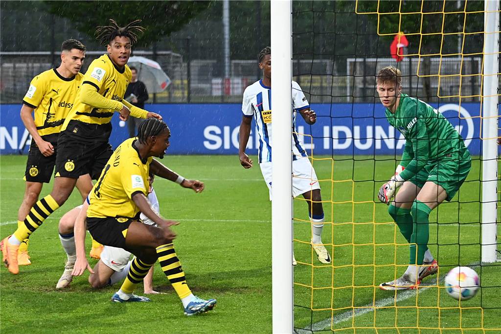 Herrmann sichert BVB-U19 gegen Hertha BSC die Chance aufs Finale: Dortmund droht Defensiv-Engpass
