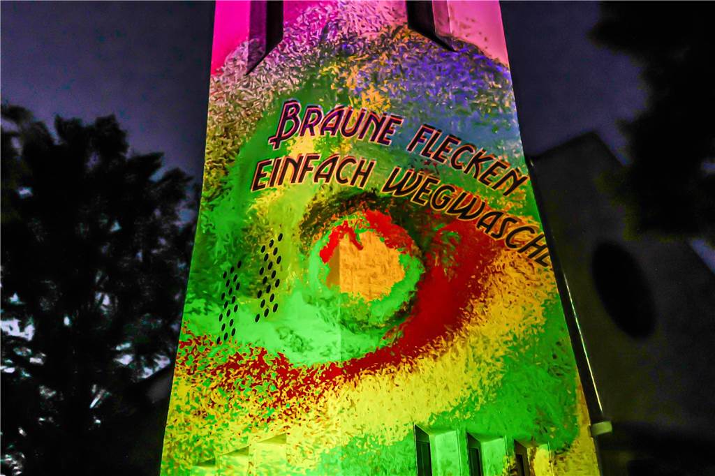75 Jahre Grundgesetz: Projektion auf der Kirchenfassade in Hombruch machte Geschichte lebendig