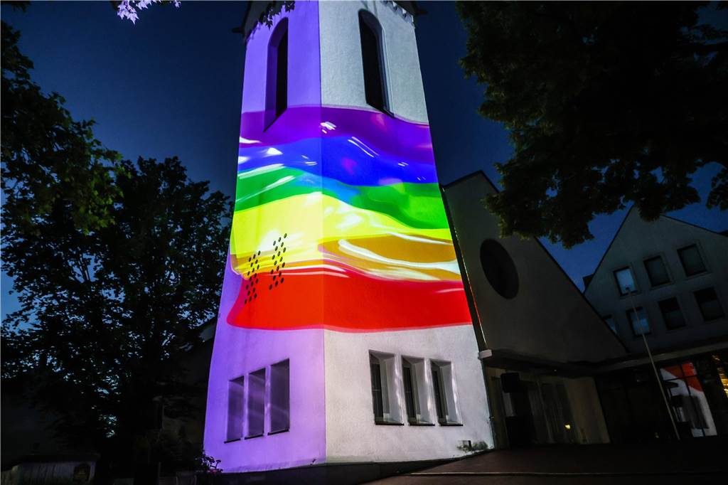 75 Jahre Grundgesetz: Projektion auf der Kirchenfassade in Hombruch machte Geschichte lebendig